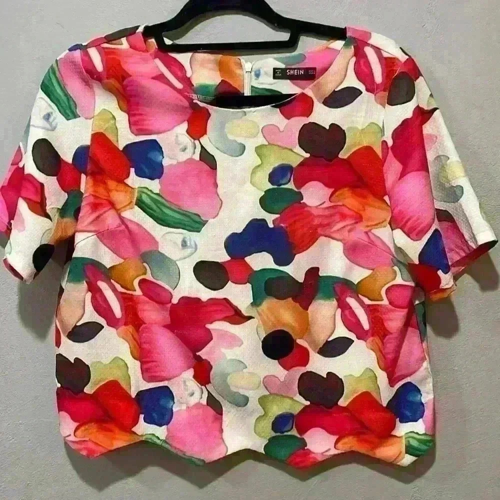 SHEIN watercolor cropped zig zag bottom short blouse top shirt size Medium
